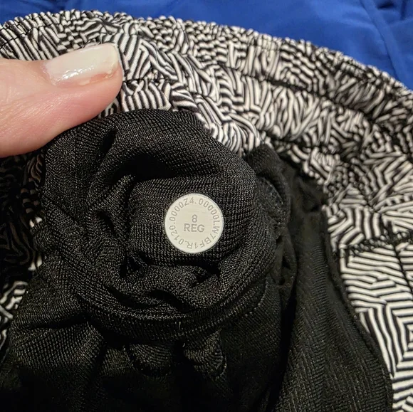 Lululemon Hotty Hot Shorts, Size 8, Black And White - Picture 5 of 5
